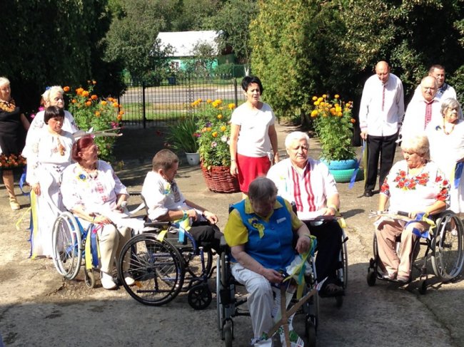 «Любіть Україну»: у луцькому центрі люди особливої долі влаштували флешмоб. ФОТО