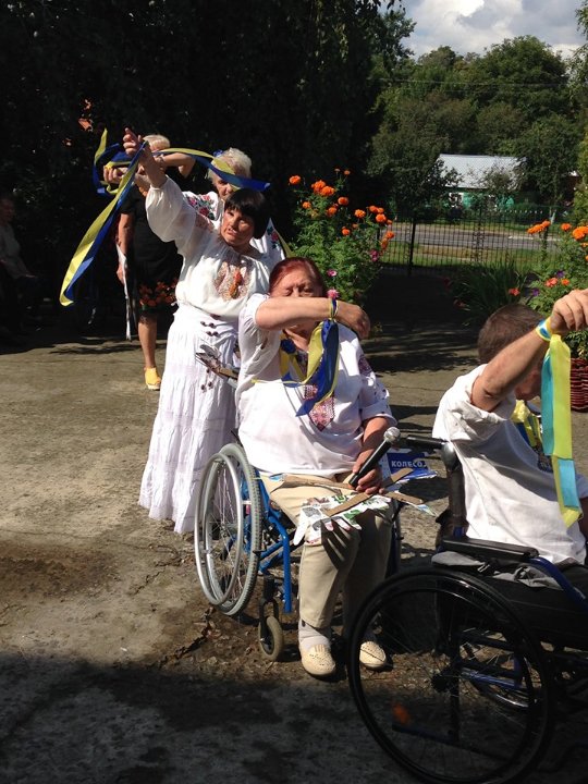 «Любіть Україну»: у луцькому центрі люди особливої долі влаштували флешмоб. ФОТО