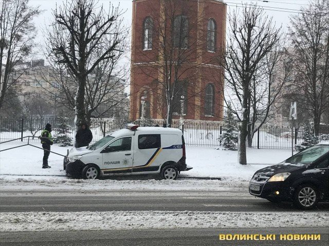 У Луцьку автомобіль поліції потрапив у ДТП, його відкинуло в огорожу. ФОТО