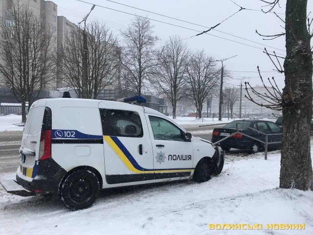У Луцьку автомобіль поліції потрапив у ДТП, його відкинуло в огорожу. ФОТО