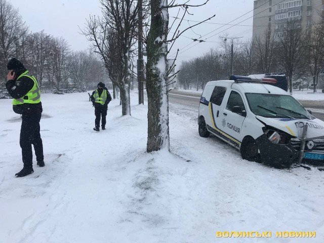 У Луцьку автомобіль поліції потрапив у ДТП, його відкинуло в огорожу. ФОТО