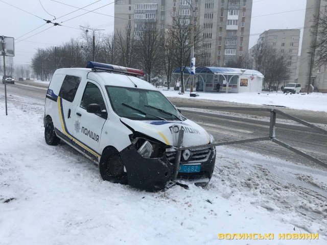 У Луцьку автомобіль поліції потрапив у ДТП, його відкинуло в огорожу. ФОТО