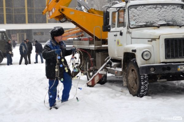 У Луцьку прикрашають головну ялинку. ФОТО