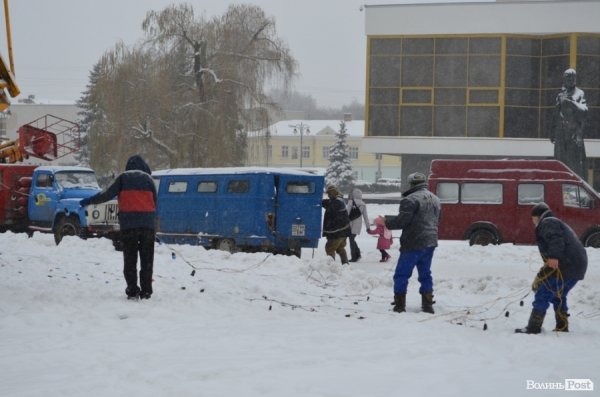 У Луцьку прикрашають головну ялинку. ФОТО