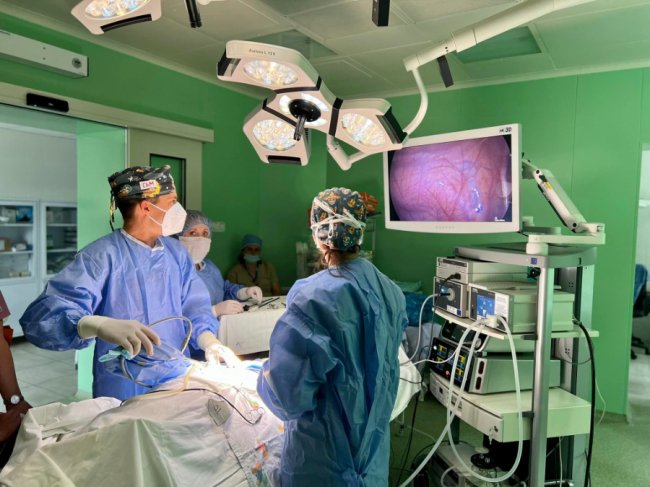 Львівські лікарі прооперували 13-річну волинянку з надмірним потовиділенням рук та стоп