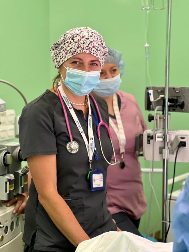 Львівські лікарі прооперували 13-річну волинянку з надмірним потовиділенням рук та стоп