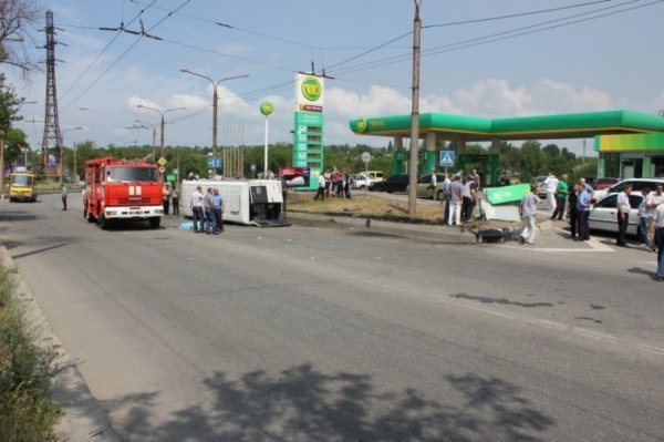У Запоріжжі розбилася маршрутка з пасажирами, загинула людина. ФОТО