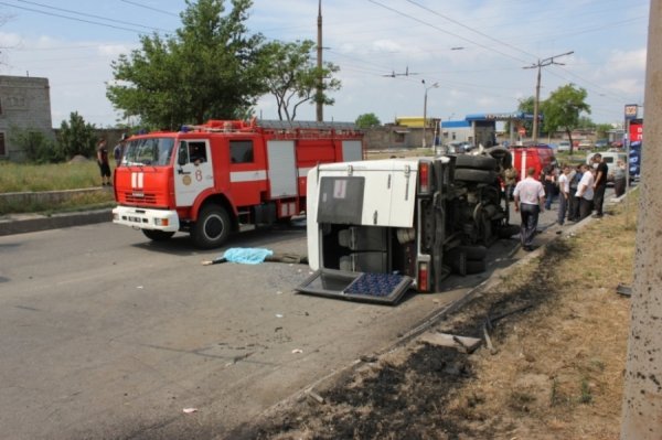 У Запоріжжі розбилася маршрутка з пасажирами, загинула людина. ФОТО