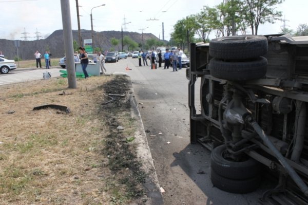 У Запоріжжі розбилася маршрутка з пасажирами, загинула людина. ФОТО