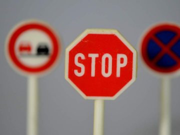 Осінню на дорогах України з'являться нові знаки. ФОТО