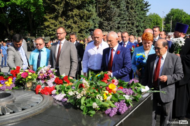 З маками і трояндами: у Луцьку відзначили річницю перемоги над нацизмом. ФОТО