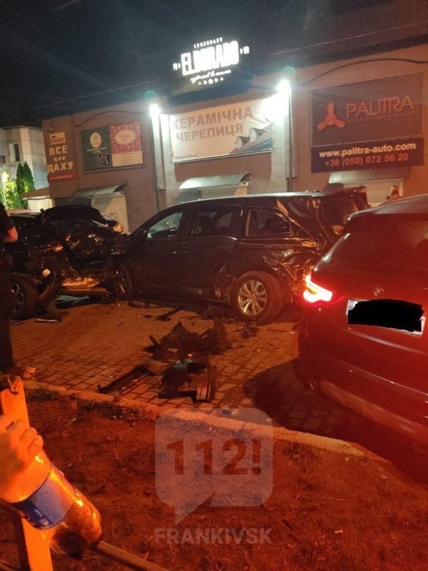 В Івано-Франківську дівчина на BMW розтрощила п'ять автівок. ФОТО