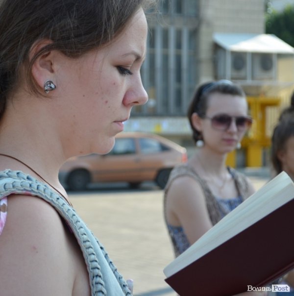 Молодь Луцька захищала мову - поезією в рупор. ФОТО