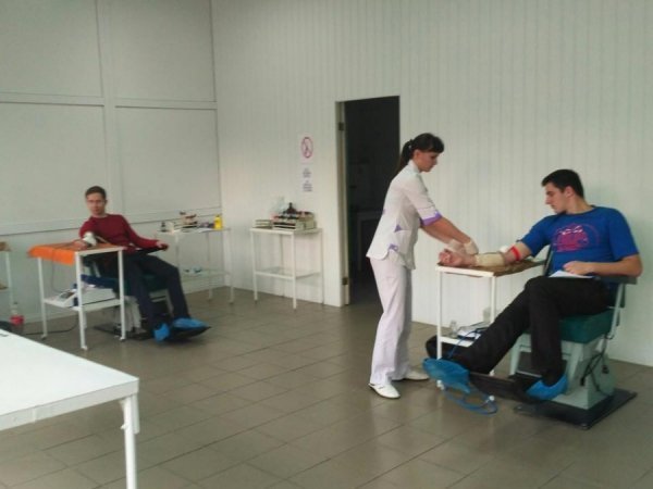 Семінаристи здали кров для хлопця, якого збили на Дубнівській