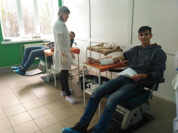 Семінаристи здали кров для хлопця, якого збили на Дубнівській