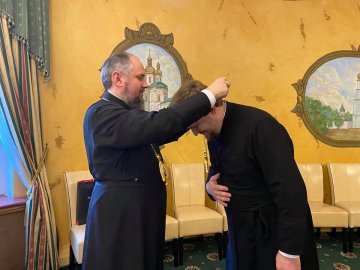 Голова ПЦУ митрополит Епіфаній вручив іменний хрест волинському священнику. ФОТО