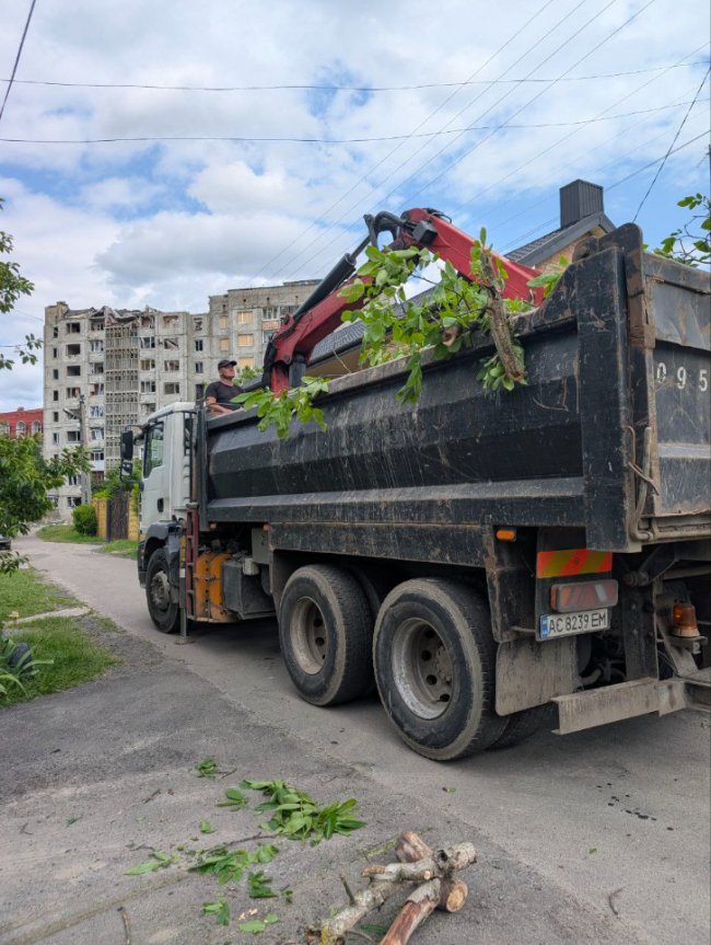 Після обстрілу Луцька комунальники вивезли понад 120 тонн пошкодженого майна та будівельного сміття