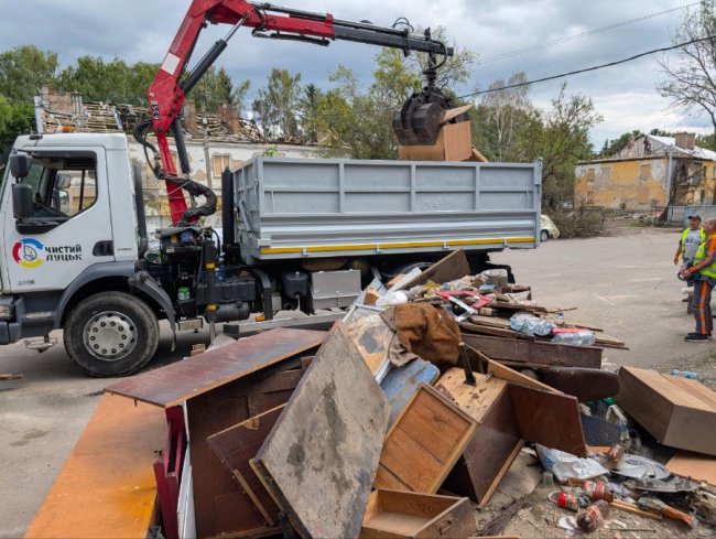 Після обстрілу Луцька комунальники вивезли понад 120 тонн пошкодженого майна та будівельного сміття