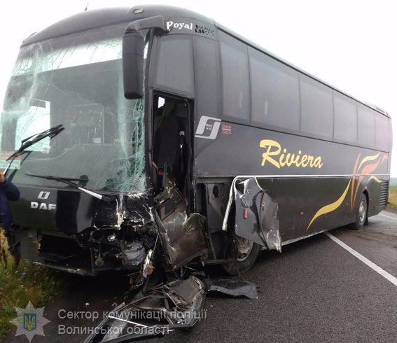 Подробиці аварії на Волині за участі автобуса і легковика