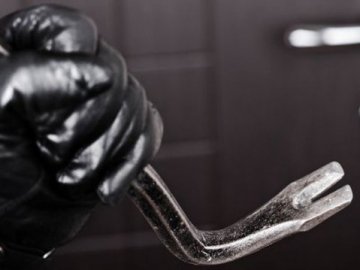 У місті на Волині злодій виніс з будинку гроші та ноутбук