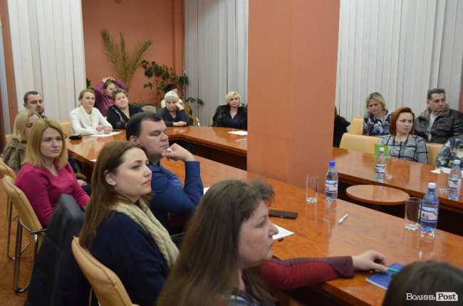 Керівники та представники батьківських піклувальних рад шкіл Луцька на презентації мультиборда