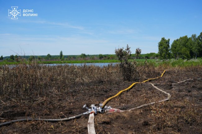 На Волині понад тиждень гасять пожежу на торфовищі. ФОТО