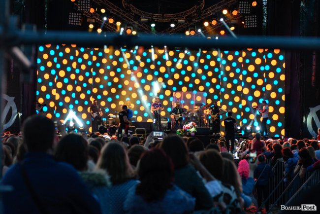 До Винника – навіть на милицях. ФОТОРЕПОРТАЖ із грандіозного концерту у Луцьку