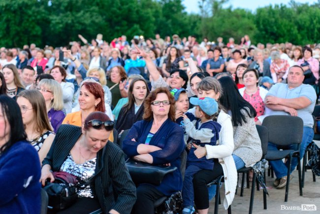 До Винника – навіть на милицях. ФОТОРЕПОРТАЖ із грандіозного концерту у Луцьку