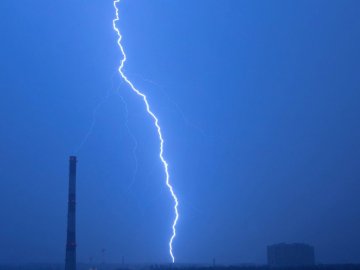 Блискавка влучила у подружню пару: чоловік загинув, дружина – у лікарні