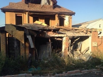У Донецьку снаряди зрешетили житлові будинки. ФОТО