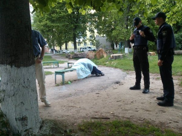 Біля 18-ої луцької гімназії знайшли труп. ФОТО