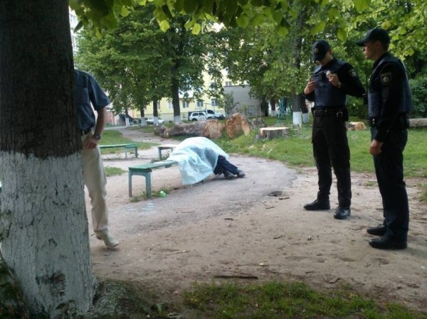 Біля 18-ої луцької гімназії знайшли труп. ФОТО