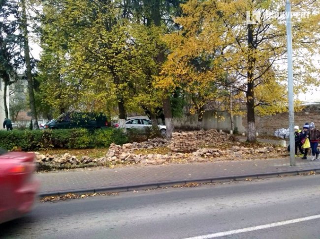 У Луцьку управління освіти матиме новий паркан