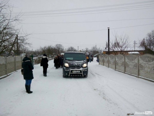 У селі під Луцьком загиблого Героя зустріли на колінах