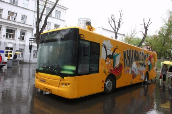 Столицею почав їздити «книжкобус». ФОТО