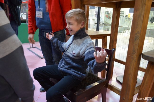 Заступник голови Волинської ОДА показав дива науки і техніки особливим діткам. ФОТО