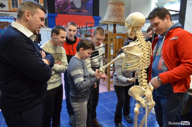 Заступник голови Волинської ОДА показав дива науки і техніки особливим діткам. ФОТО