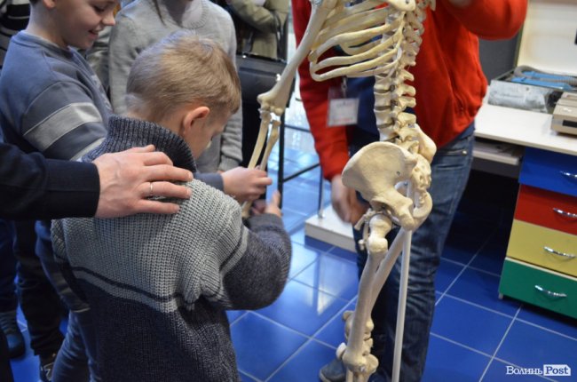 Заступник голови Волинської ОДА показав дива науки і техніки особливим діткам. ФОТО