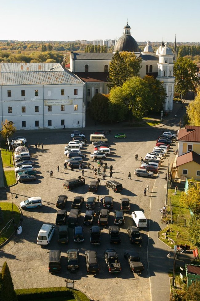 У Луцьку хор «Гомін» і TEATR.org.ua передали 25 автомобілів для ЗСУ