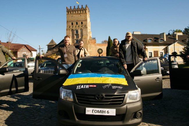 У Луцьку хор «Гомін» і TEATR.org.ua передали 25 автомобілів для ЗСУ