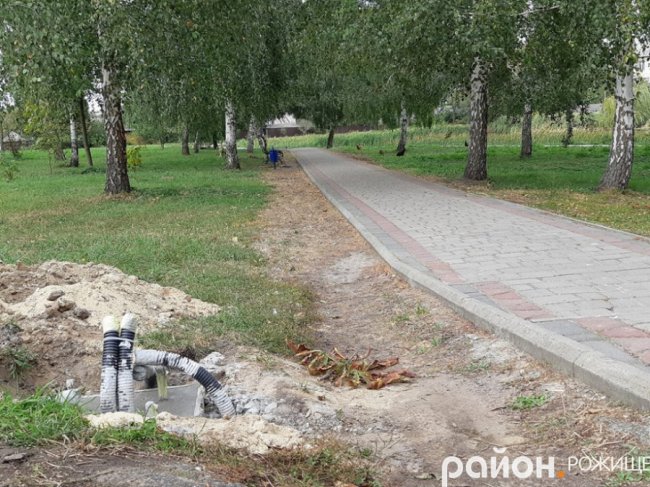 У рожищенському парку, вперше за роки Незалежності, відновлюють освітлення. ФОТО