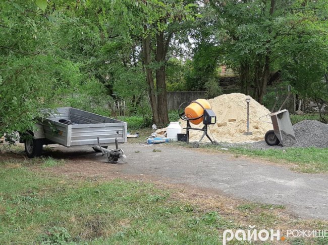 У рожищенському парку, вперше за роки Незалежності, відновлюють освітлення. ФОТО