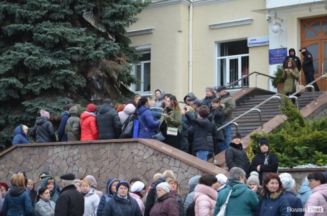 Під Луцькрадою знову мітингують базарники. ФОТО