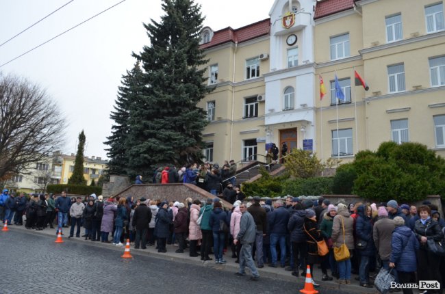 Під Луцькрадою знову мітингують базарники. ФОТО