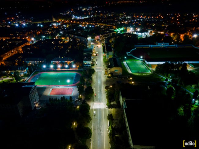 Яскраві вогні і завод, що «не спить»: показали, який вигляд з висоти вночі має місто на Волині. ФОТО