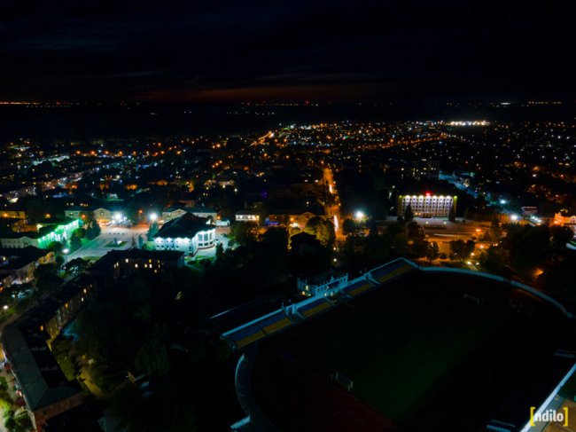 Яскраві вогні і завод, що «не спить»: показали, який вигляд з висоти вночі має місто на Волині. ФОТО