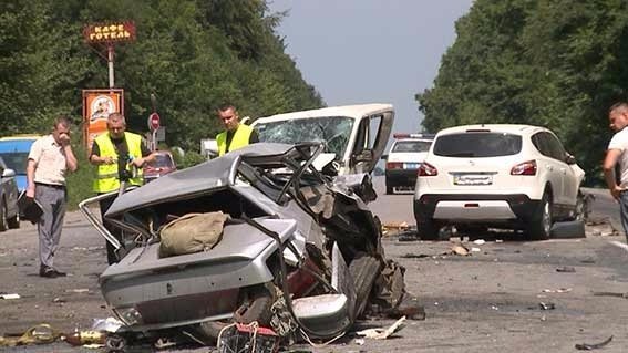 Внаслідок масштабної аварії постраждало п'ятеро дітей. ФОТО