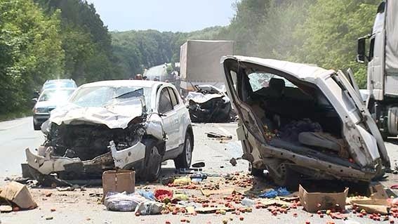 Внаслідок масштабної аварії постраждало п'ятеро дітей. ФОТО