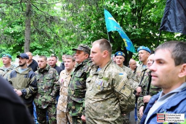 Учасники бойових дій пікетують військову прокуратуру в Луцьку. ФОТО