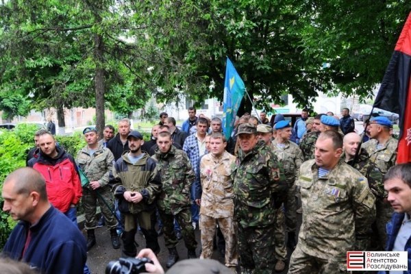 Учасники бойових дій пікетують військову прокуратуру в Луцьку. ФОТО